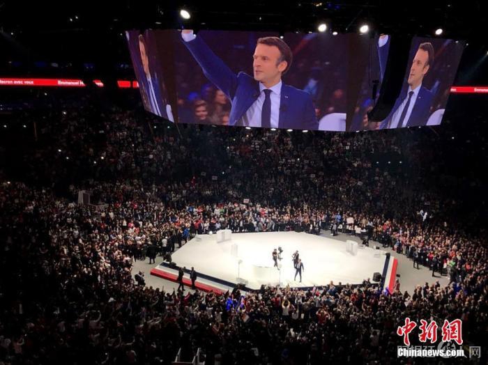 2022年4月，法国总统马克龙现身大型竞选集会。中新社记者 李洋 摄
