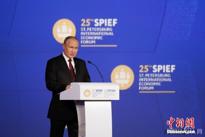 当地时间6月17日,俄总统普京在第25届圣彼得堡国际经济论坛全体会议上发表讲话。圣彼得堡国际经济论坛 供图 当地时间6月17日,俄总统普京在第25届圣彼得堡国际经济论坛全体会议上发表讲话。圣彼得堡国际经济论坛 供图