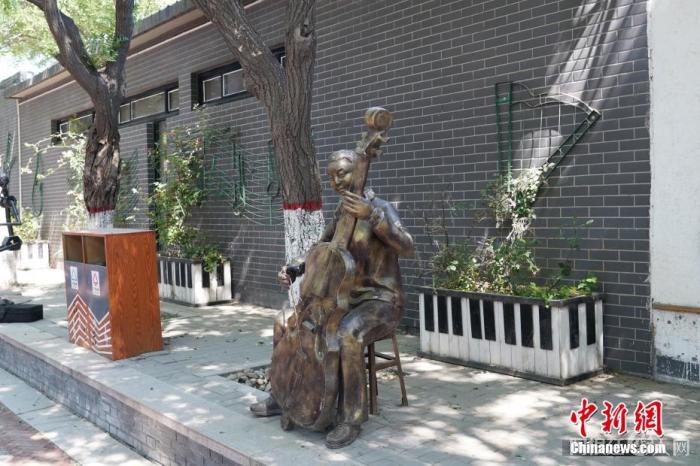 图为5月26日，小镇街头的音乐元素雕塑。 中新社发 徐鹏璐 摄