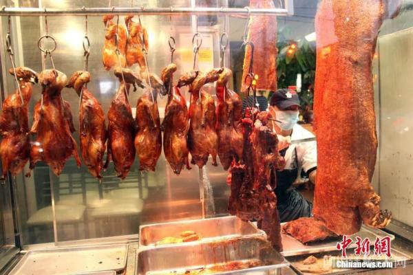 资料图:多伦多唐人街的一家中餐馆厨师正在切烧味。 余瑞冬 摄 资料图:多伦多唐人街的一家中餐馆厨师正在切烧味。 余瑞冬 摄