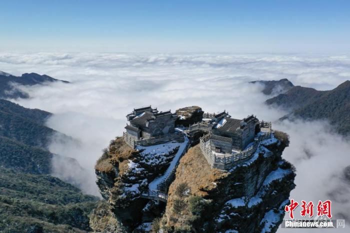 资料图：航拍世界自然遗产地梵净山云海。 瞿宏伦 摄