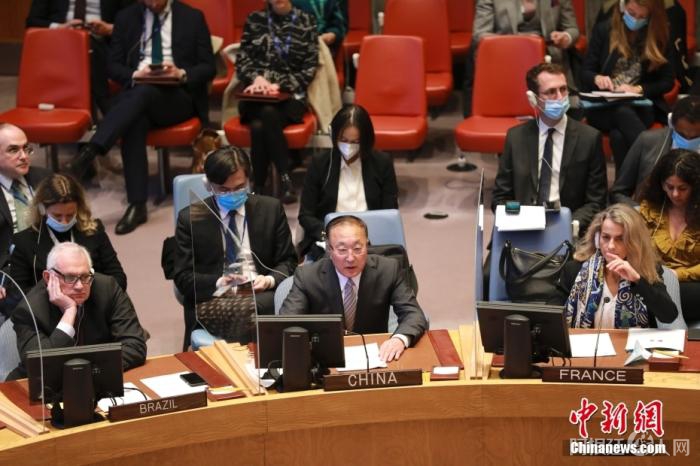 　当地时间4月5日，联合国安理会在纽约联合国总部就乌克兰局势举行公开会。图为中国常驻联合国代表张军在会上发言。中新社记者 廖攀 摄