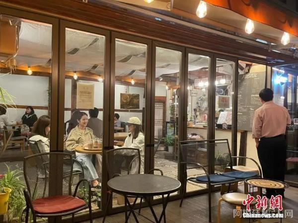 图为韩国民众当晚在首尔麻浦区一咖啡厅聚会。中新社记者 刘旭 摄 