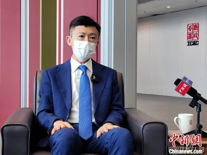 在香港回归25周年前夕,香港廉政专员白韫六在香港接受中新社记者专访时表示,香港市民有一个共同的核心价值,是支持香港成为廉洁社会,而且他们也认为,这对于香港未来的发展非常重要。图为白韫六接受中新社记者专访。 中新社记者 梁源 摄 在香港回归25周年前夕,香港廉政专员白韫六在香港接受中新社记者专访时表示,香港市民有一个共同的核心价值,是支持香港成为廉洁社会,而且他们也认为,这对于香港未来的发展非常重要。图为白韫六接受中新社记者专访。 中新社记者 梁源 摄