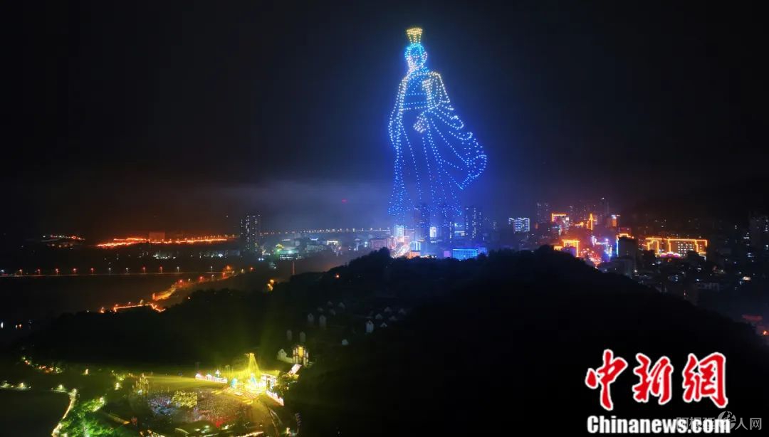 6月2日晚,2022屈原故里端午文化节开幕式在湖北省宜昌市秭归县举行,开幕式上无人机组成屈原的形象。<a target='_blank' href='/'>中新社</a>发 周星亮 摄 点击进入下一页