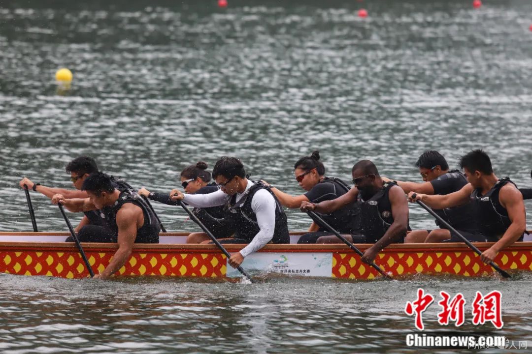 海内外23所名校龙舟队在2019年世界名校龙舟大赛展开激烈角逐。<a target='_blank' href='/'>中新社</a>记者 瞿宏伦 摄 点击进入下一页