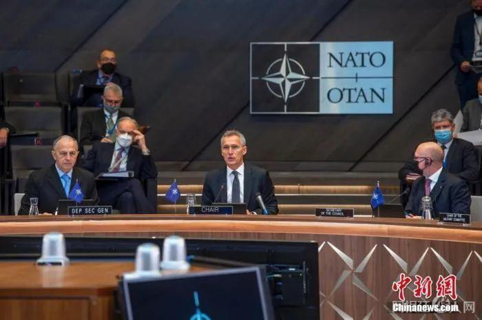 资料图:北约秘书长斯托尔滕贝格(中)。中新社发 北约 供图 资料图:北约秘书长斯托尔滕贝格(中)。中新社发 北约 供图
