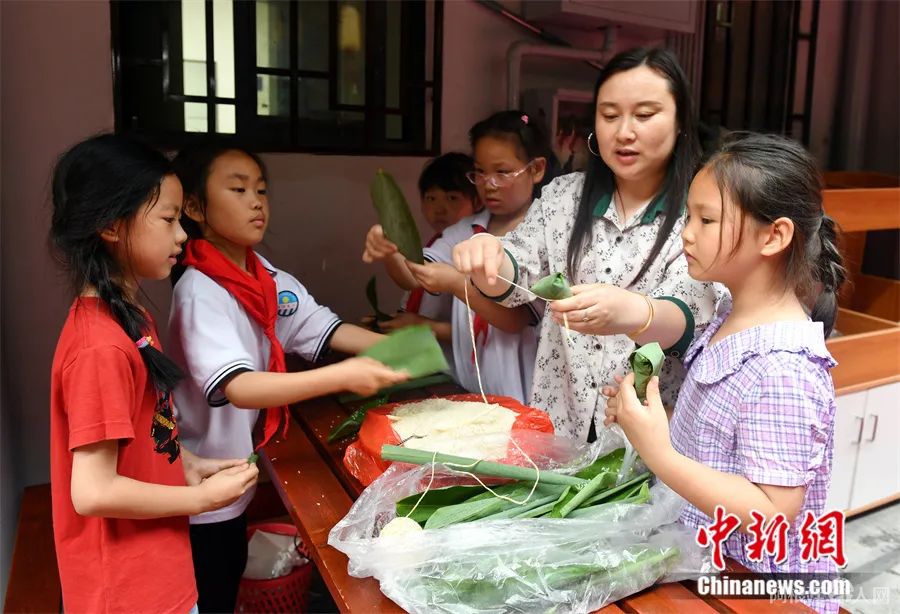 学包粽子。中新社发 王辉富 摄 学包粽子。中新社发 王辉富 摄