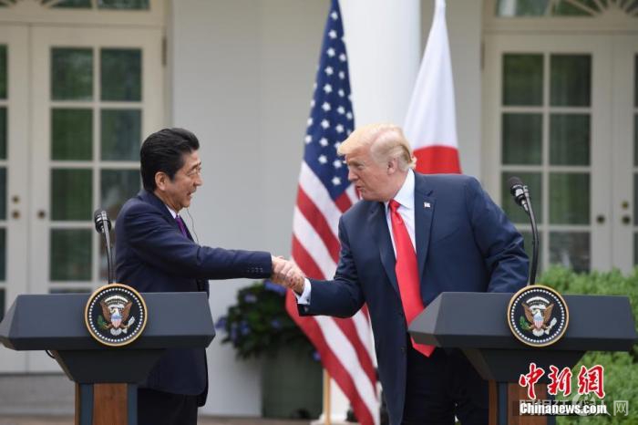 资料图:当地时间2018年6月7日,美国时任总统特朗普在白宫会见安倍晋三,二人出席联合记者会。中新社记者 刁海洋 摄 资料图:当地时间2018年6月7日,美国时任总统特朗普在白宫会见安倍晋三,二人出席联合记者会。中新社记者 刁海洋 摄