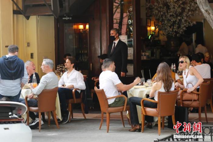 当地时间4月28日，美国纽约市曼哈顿一家餐厅，顾客正在用餐。