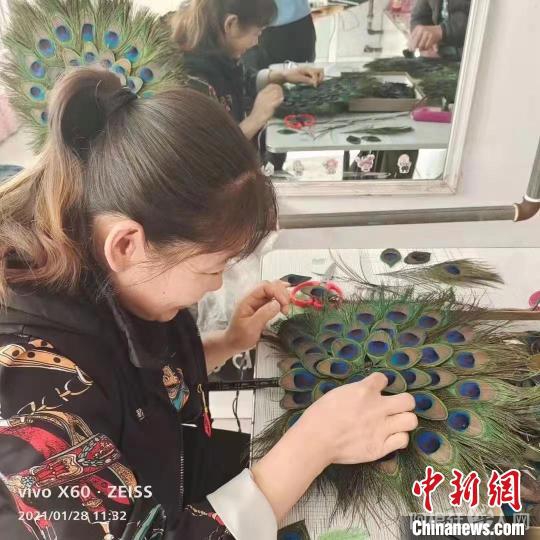 图为当地村民在家里制作羽毛工艺品。 周海燕供图 图为当地村民在家里制作羽毛工艺品。 周海燕供图