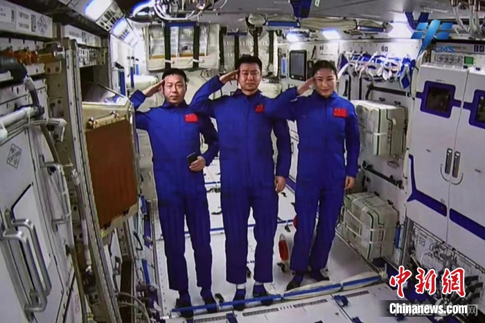 神舟十四号航天员乘组于2022年7月25日10时03分成功开启问天实验舱舱门，顺利进入问天实验舱。图片来源：中国载人航天工程办公室