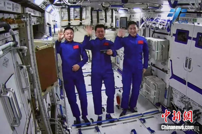 神舟十四号航天员乘组于2022年7月25日10时03分成功开启问天实验舱舱门，顺利进入问天实验舱。图片来源：中国载人航天工程办公室