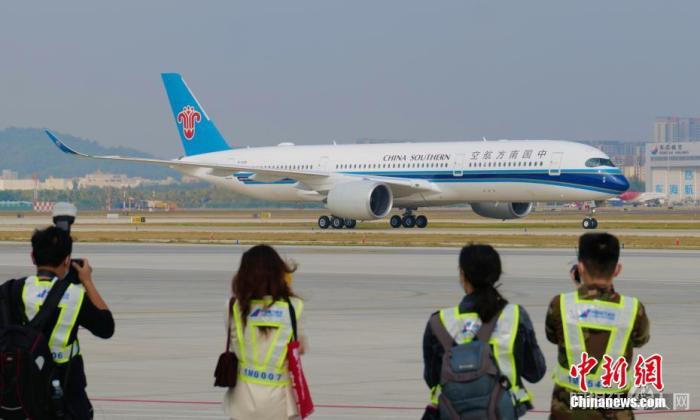 资料图：2022年1月6日，南航两架全新大型远程宽体A350-900型客机同时落户广东深圳，加盟南航深圳分公司，深圳迎来目前最大空客宽体客机。图为A350-900型客机飞抵深圳宝安国际机场。 中新社记者 陈文 摄