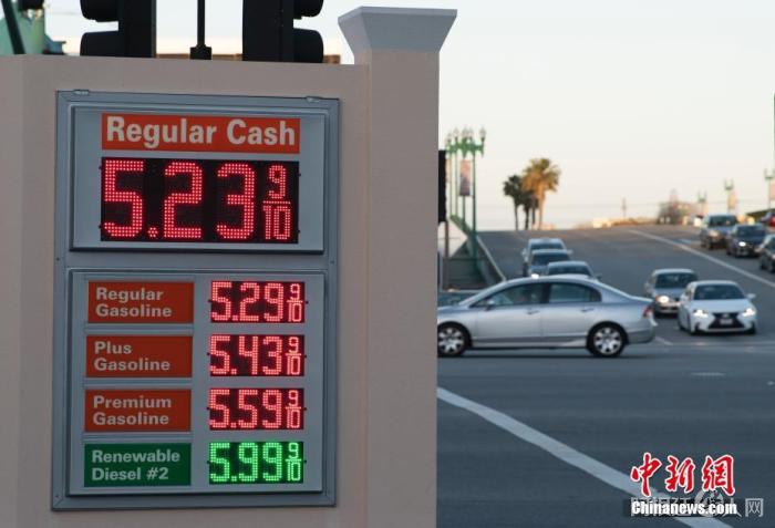 当地时间3月6日，车辆经过美国加州圣马特奥县一处加油站。