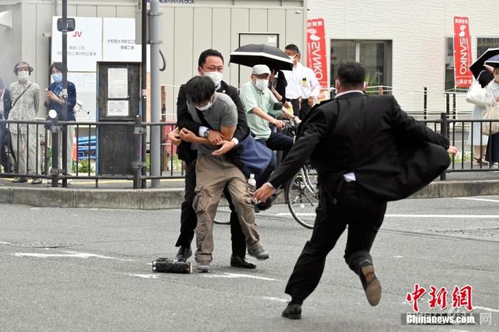 日本警察逮捕枪杀前首相安倍晋三的嫌疑人现场画面。图片来源:视觉中国 日本警察逮捕枪杀前首相安倍晋三的嫌疑人现场画面。图片来源:视觉中国