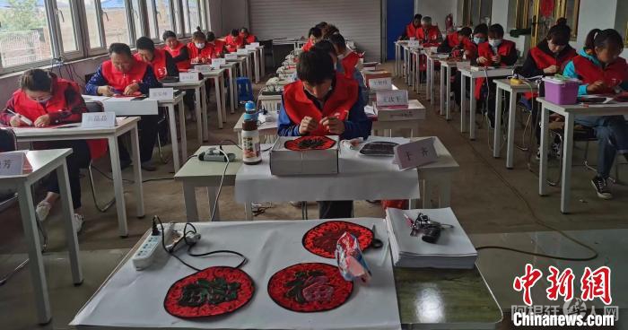 图为周海燕姐妹俩为当地村民开设羽毛工艺品制作技艺课堂。 周海燕供图 图为周海燕姐妹俩为当地村民开设羽毛工艺品制作技艺课堂。 周海燕供图