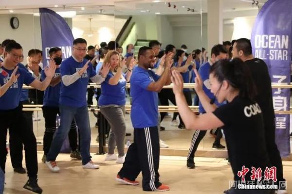 资料图：纽约民众学习人身安全防卫课程。 中新社记者 廖攀 摄