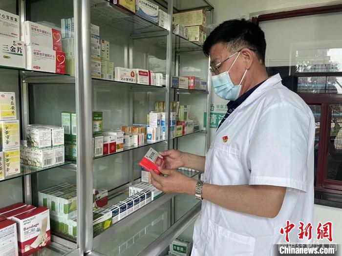 丁晓东查看药房的药品 苍雁 摄