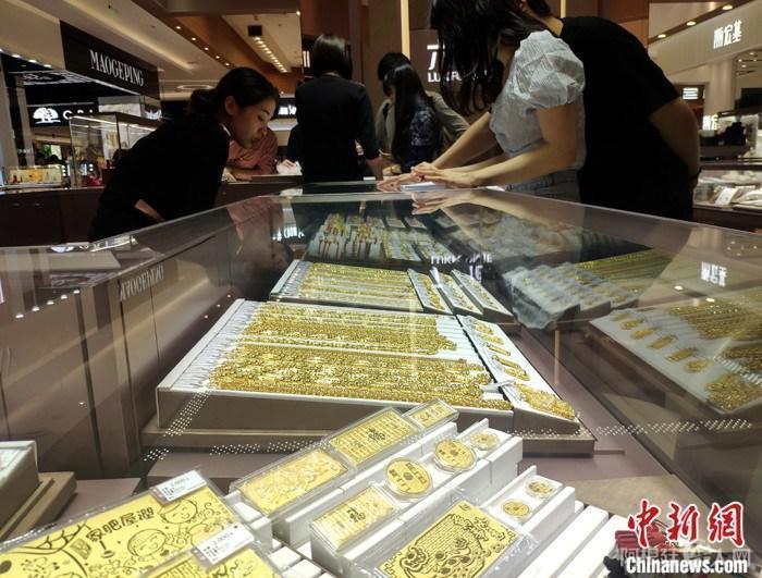 资料图：民众在商场购买黄金饰品。 中新社记者 吕明 摄
