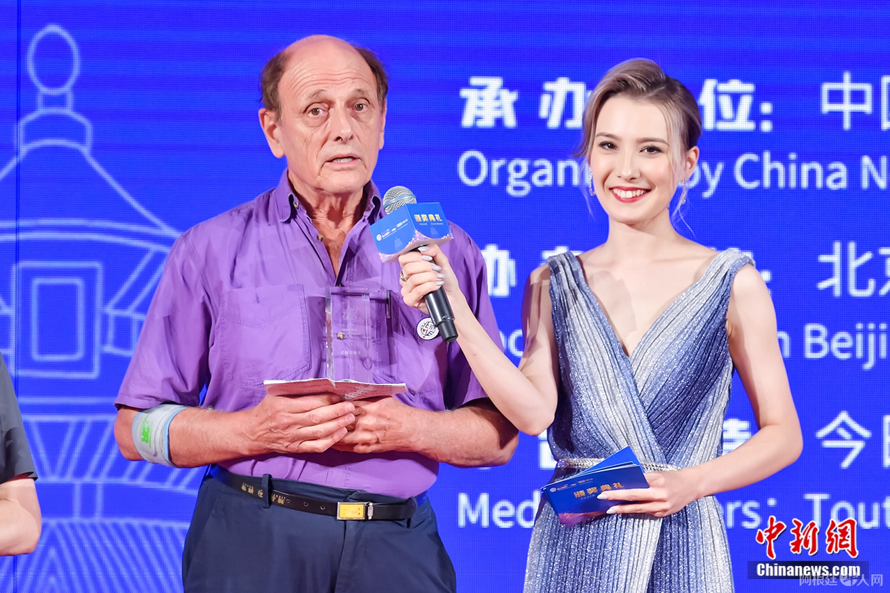 获奖者柯马凯（左）。即享影像 供图