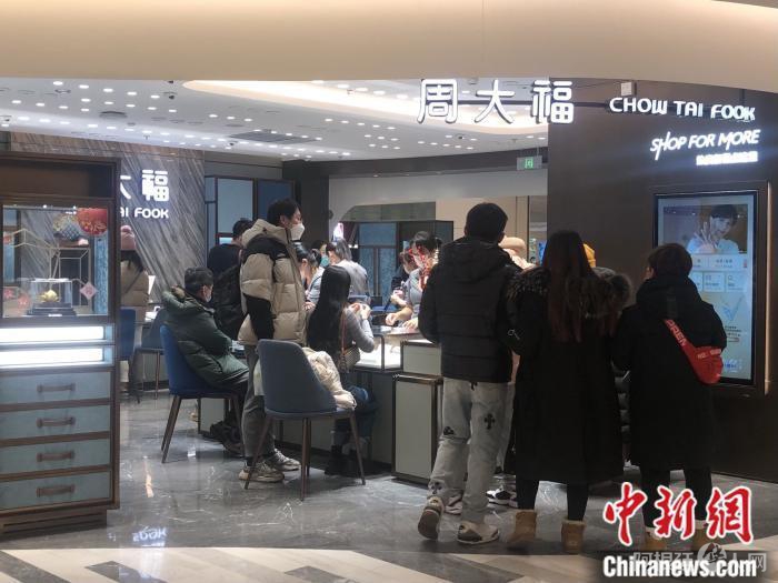 消费者在黄金饰品店购物。 中新网 左宇坤 摄