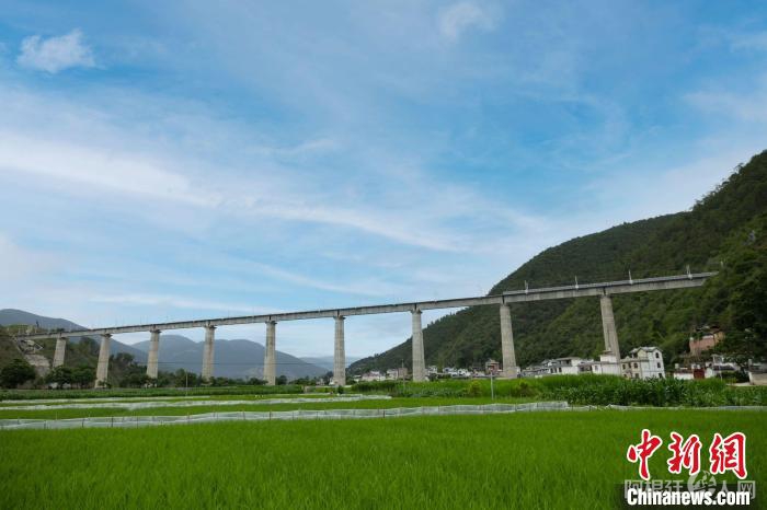 图为大瑞铁路大理至保山段。　姚巍 摄