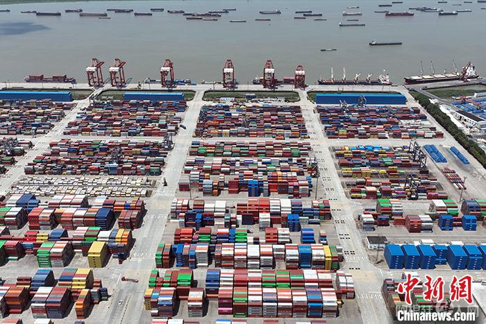 资料图为5月6日，航拍南京龙潭港进出口集装箱码头。 中新社记者 泱波 摄