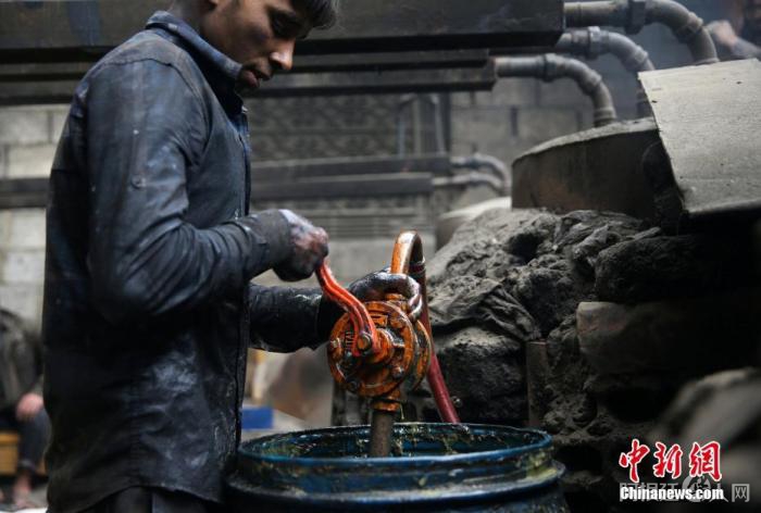 资料图：叙利亚工人自建炼油厂，应对燃料短缺。从废弃塑料中提取燃料的程序很危险，操作者需十分谨慎。