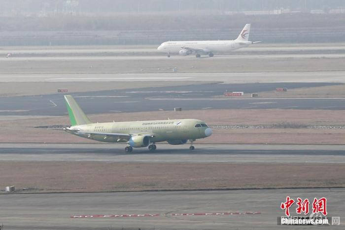 2019年12月27日，中国商飞C919大型客机106架机(前)从浦东机场第四跑道起飞。 中新社记者 殷立勤 摄