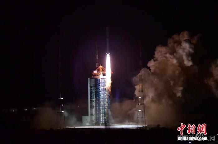 10月14日18时51分，中国在太原卫星发射中心采用长征二号丁运载火箭，成功发射首颗太阳探测科学技术试验卫星“羲和号”。 中新社发 郑逃逃 摄
