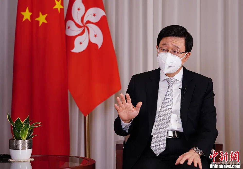 在履新满月之际，香港特区行政长官李家超接受中新社“中国焦点面对面”专访，对一系列问题进行回应和解读。中新社记者 张炜 摄