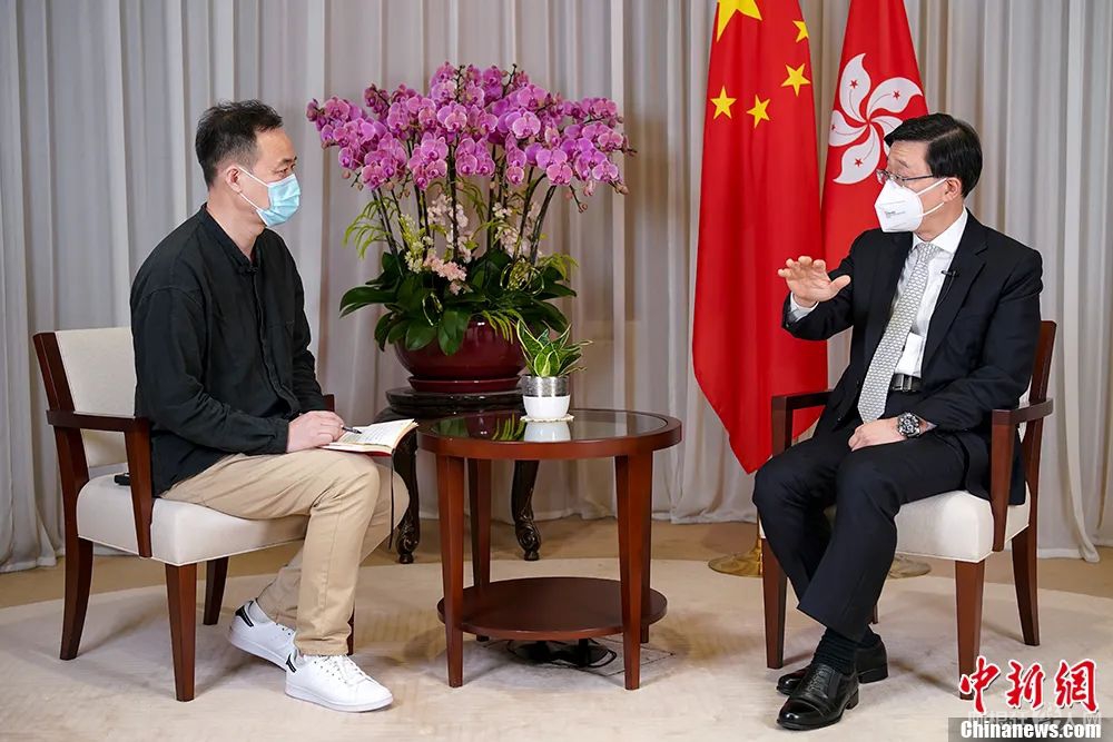在履新满月之际，香港特区行政长官李家超接受中新社“中国焦点面对面”专访，对一系列问题进行回应和解读。 中新社记者 张炜 摄