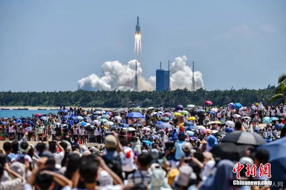 　　图为民众在海南文昌淇水湾沙滩观看长征五号B遥三运载火箭点火升空。中新社记者 骆云飞 摄