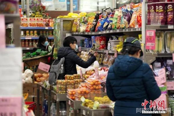 图片在加拿大多伦多中区唐人街，顾客在一家华人超市购物。中新社记者 余瑞冬 摄