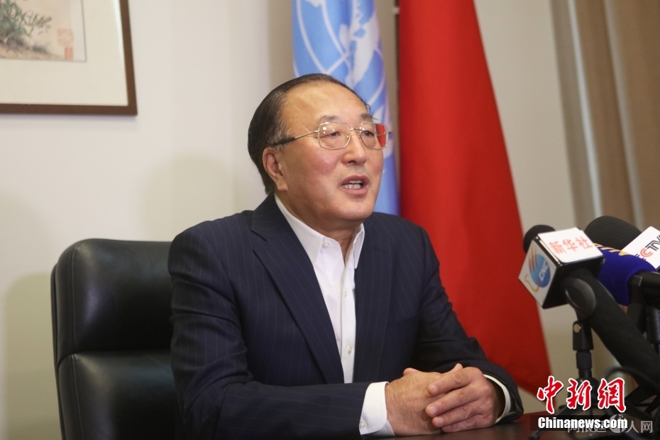 当地时间8月31日,中国常驻联合国代表张军在纽约联合国总部的安理会主席办公室,向媒体介绍中国担任安理会8月轮值主席工作情况。 中新社记者 王帆 摄 当地时间8月31日,中国常驻联合国代表张军在纽约联合国总部的安理会主席办公室,向媒体介绍中国担任安理会8月轮值主席工作情况。 中新社记者 王帆 摄