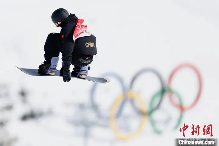 资料图：2022年2月7日，北京2022年冬奥会单板滑雪项目男子坡面障碍技巧决赛在张家口云顶滑雪公园举行，中国选手苏翊鸣夺得男子坡面障碍技巧银牌。中新社记者 富田 摄