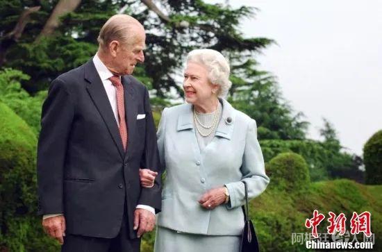 资料图：英女王伊丽莎白二世与丈夫菲利普亲王。