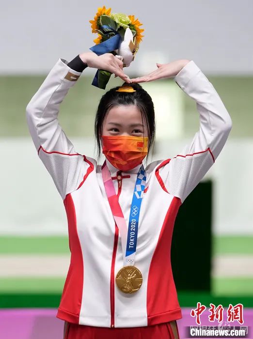 资料图：2021年7月24日，杨倩在东京奥运会女子10米气步枪颁奖仪式上。 中新社记者 杜洋 摄