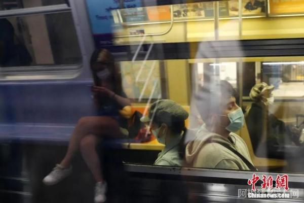 乘客乘坐美国纽约市地铁。 中新社记者 廖攀 摄