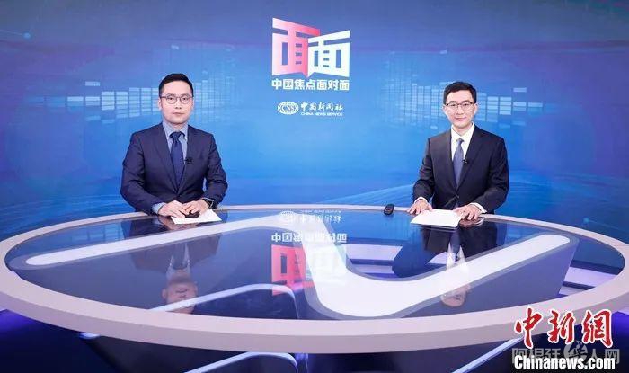 中国国家发展和改革委员会体改司副司长蒋毅(右)日前在北京接受中新社“中国焦点面对面”专访。中新社记者 蒋启明 摄