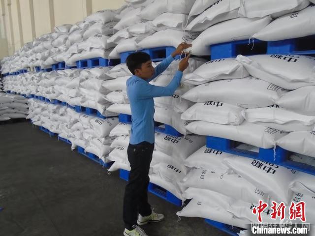 资料图：CCIC柬埔寨公司检验员在大米加工厂检验大米。　公司供图