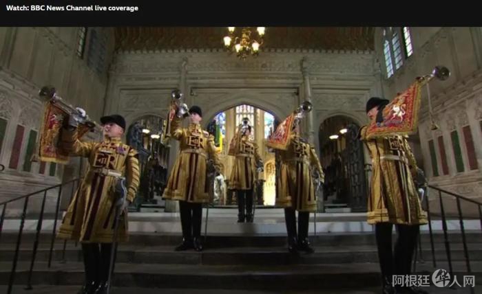 图为军号手演奏《最后岗位》。图片来源：英国广播公司(BBC)视频截图。