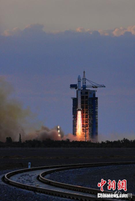 北京时间2022年9月21日7时15分,我国在酒泉卫星发射中心使用长征二号丁运载火箭,成功将云海一号03星发射升空。王衡 摄 北京时间2022年9月21日7时15分,我国在酒泉卫星发射中心使用长征二号丁运载火箭,成功将云海一号03星发射升空。王衡 摄