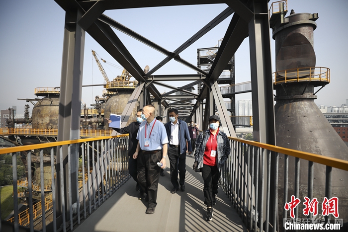 图为9月26日，侨界代表在首钢园参观。 中新社记者 赵隽 摄