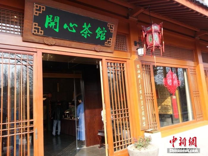资料图：2014年1月，本是浙江西湖景区高档经营场所的西湖会转型为“开心茶馆”。 中新社发 谢盼盼 摄 