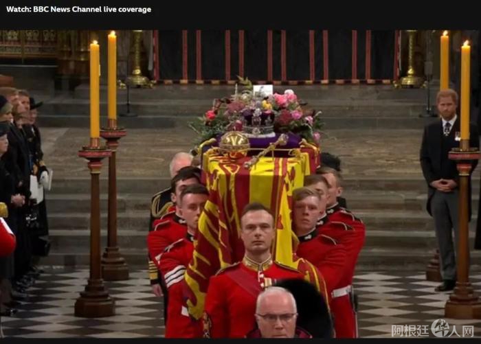 图为英女王灵柩离开伦敦威斯敏斯特大教堂。图片来源：英国广播公司(BBC)视频截图。

