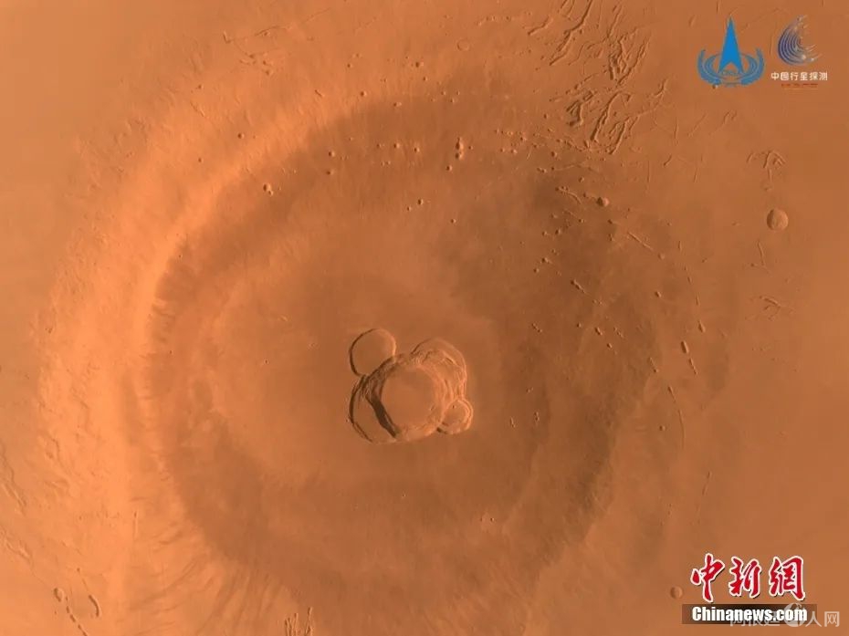 　　中国国家航天局6月29日公布天问一号探测器近期拍摄的火星影像。图为中分相机拍摄的阿斯克拉山影像，直径456千米，高18千米，图像显示了阿斯克拉山顶的火山口特征，存在多个火山口坍塌事件。中新社发 中国科学院国家天文台 供图