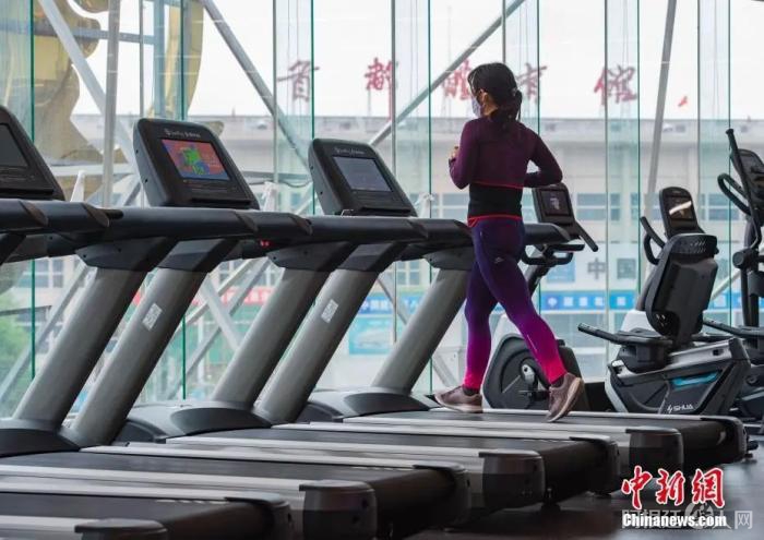 一位市民在北京市海淀区腾达大厦内的一家健身房内跑步锻炼。中新社记者 侯宇 摄