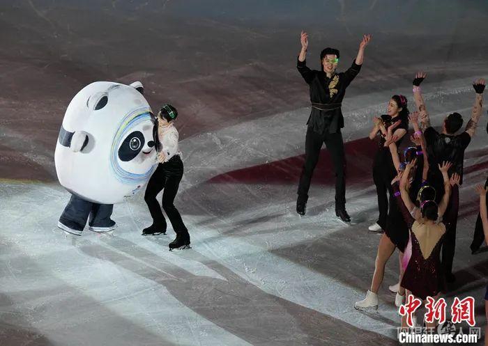 资料图：2月20日，北京2022年冬奥会花样滑冰表演滑在首都体育馆举行。日本选手羽生结弦与“冰墩墩”互动。 中新社记者 毛建军 摄